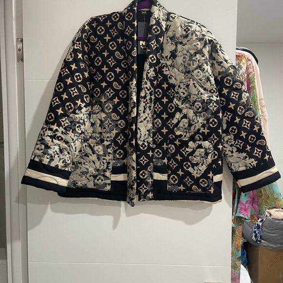 New Jacket one size fits all - Picture 2 of 4